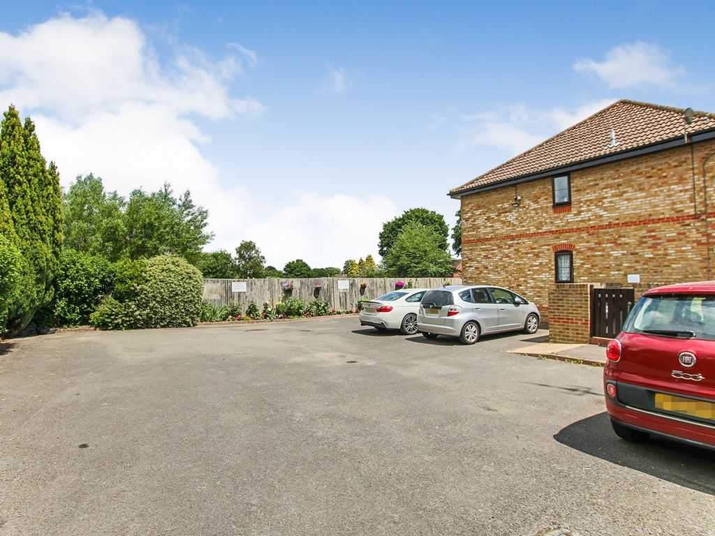 1 bed property for sale in High Street, Lingfield RH7, £152,500