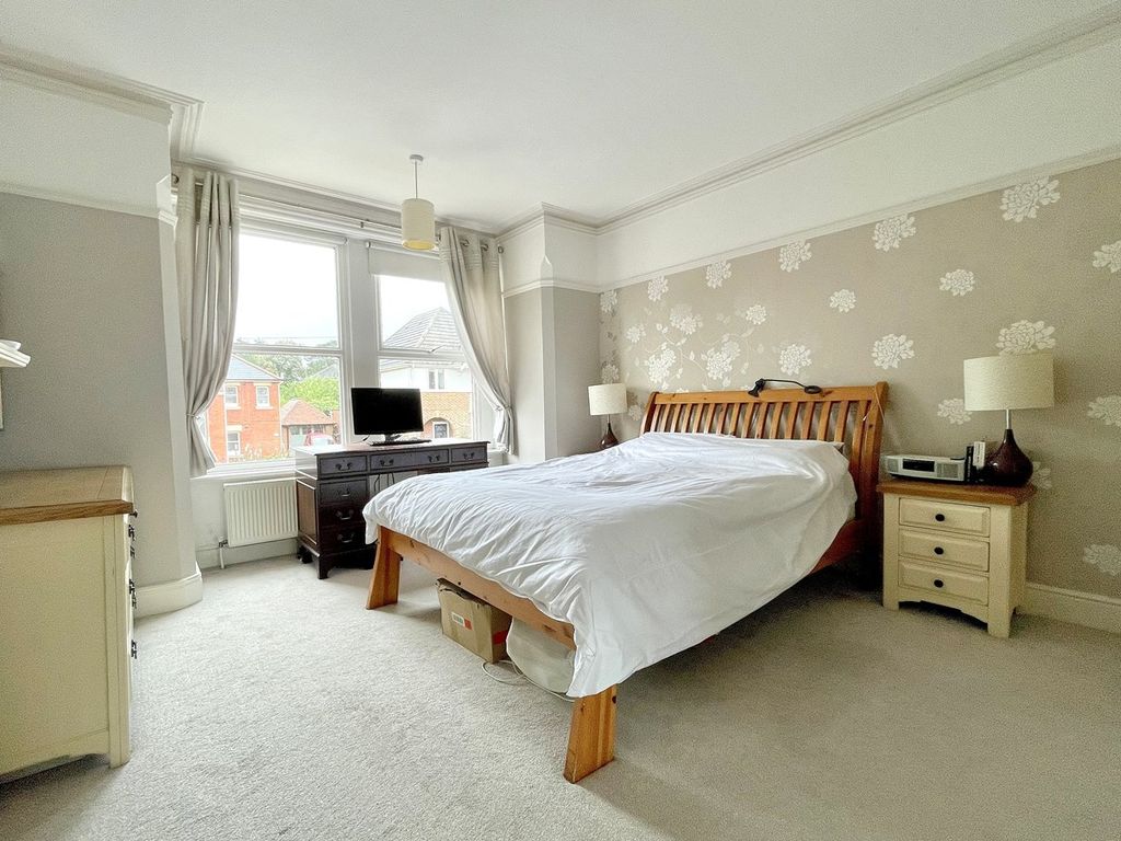 2 bed flat for sale in Richmond Wood Road, Queens Park, Bournemouth BH8, £287,500