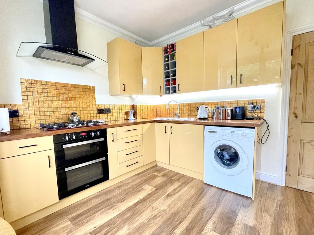 2 bed flat for sale in Richmond Wood Road, Queens Park, Bournemouth BH8, £287,500