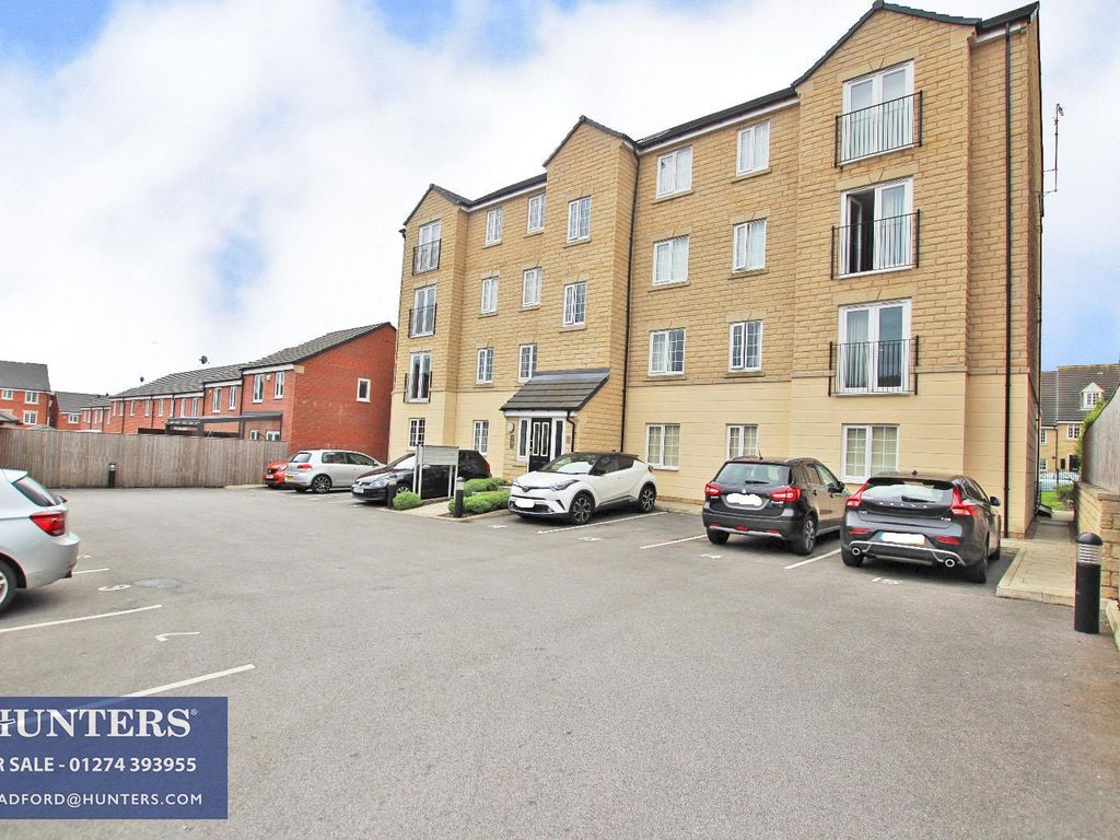 2 bed flat for sale in Plantation Drive, Bradford BD9, £75,000