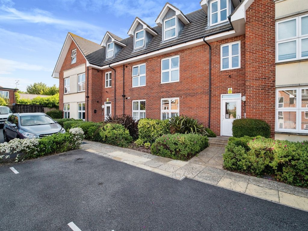 2 bed flat for sale in Dorchester Road, Weymouth DT3, £180,000