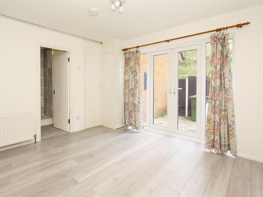 1 bed flat for sale in Ambleside Walk, Uxbridge UB8, £225,000