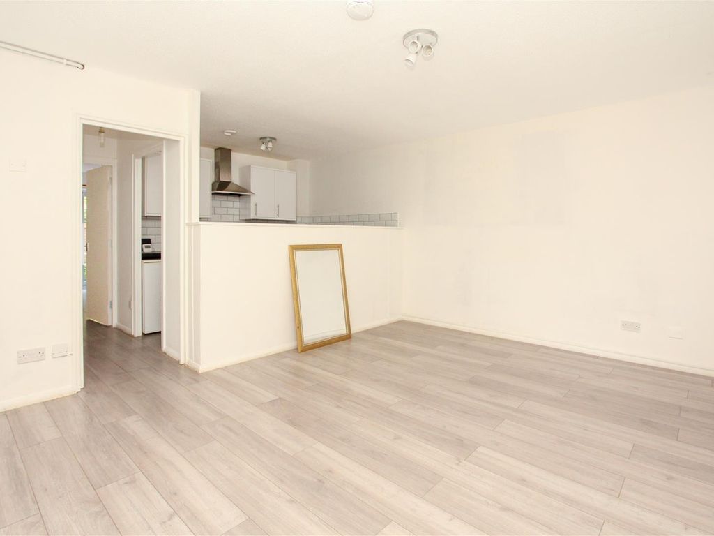 1 bed flat for sale in Ambleside Walk, Uxbridge UB8, £225,000