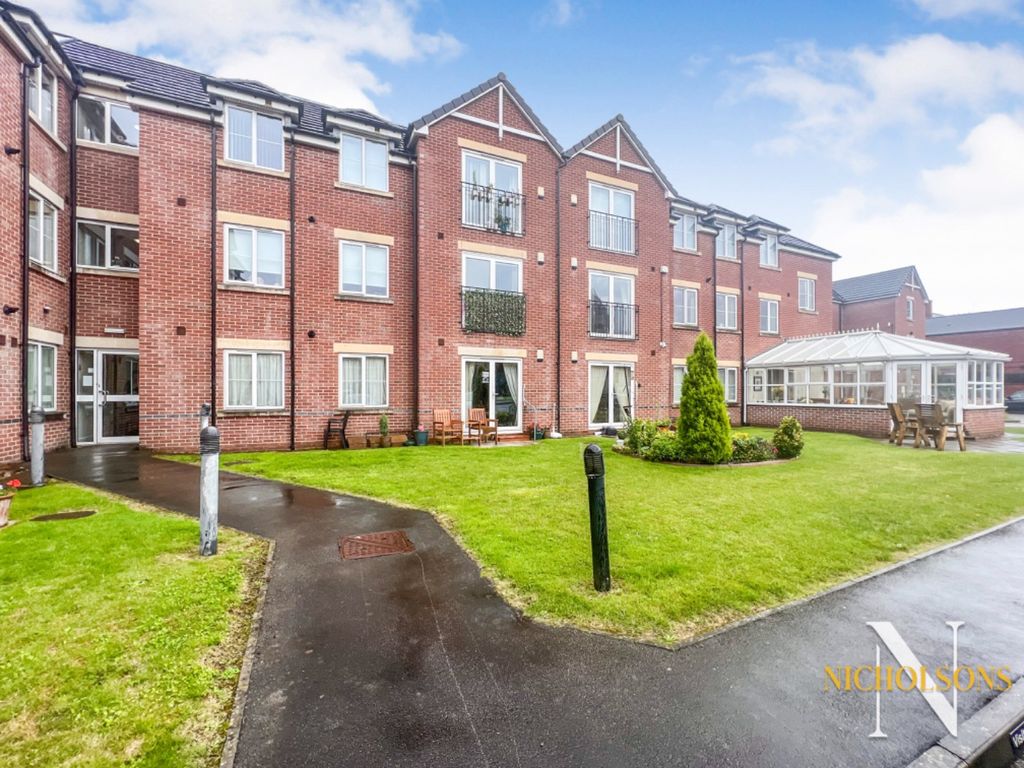 2 bed flat for sale in Royal Court, Worksop, Nottinghamshire S80, £120,000