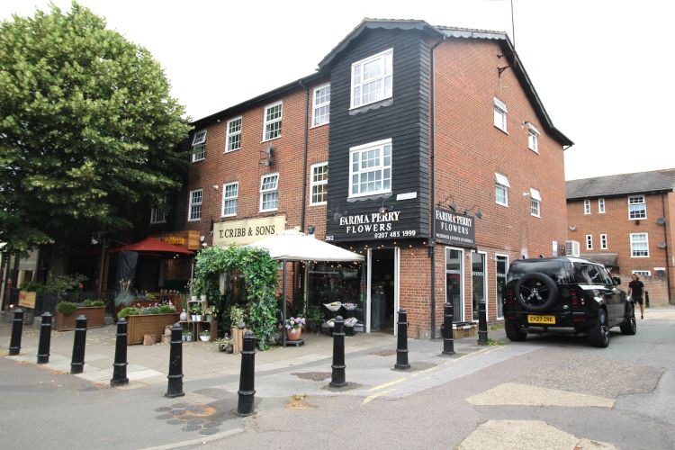 1 bed flat for sale in High Road, Loughton IG10, £285,000