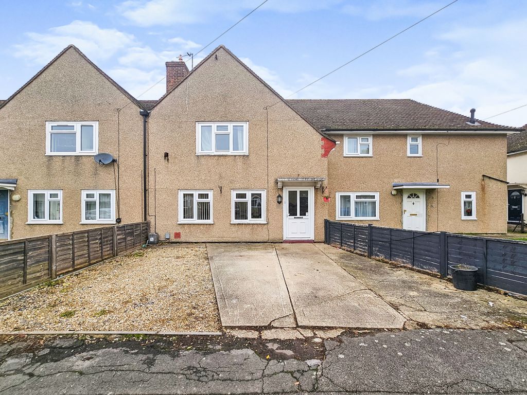3 bed terraced house for sale in Carrington Road, Aylesbury HP21, £300,000