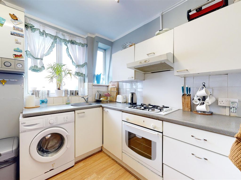 2 bed property for sale in Tanfield Avenue, London NW2, £295,000