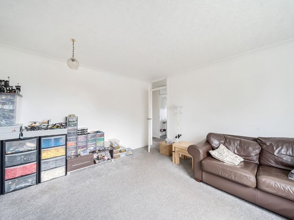 2 bed flat for sale in Fairfield Road, Tadcaster LS24, £145,000