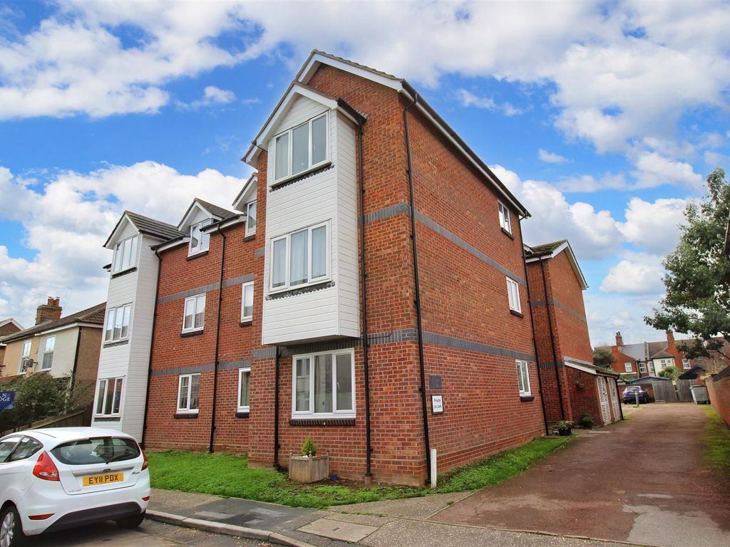 1 bed flat for sale in New Road, Burnham-On-Crouch CM0, £169,950