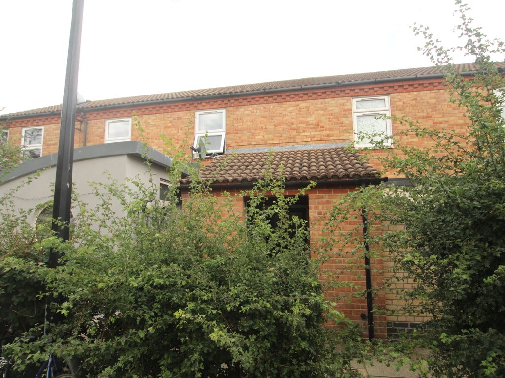2 bed flat for sale in Roman Courts, Cambridge CB4, £250,000