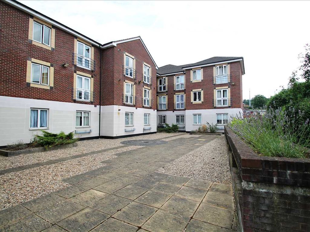 2 bed flat for sale in Brighton Road, Purley CR8, £250,000