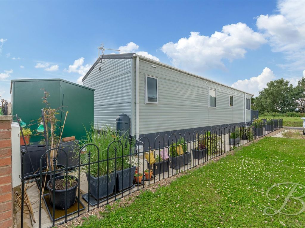 2 bed mobile/park home for sale in Old Mill Lane, Forest Town, Mansfield NG19, £126,000