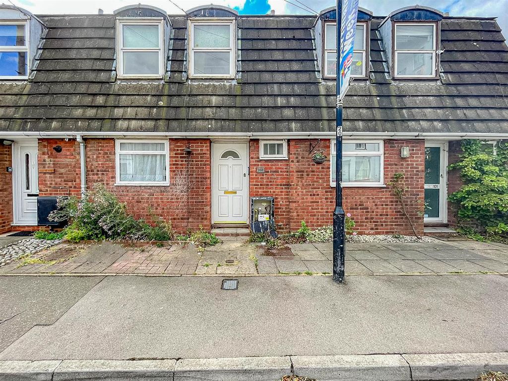 3 bed town house for sale in High Street, Burnham-On-Crouch CM0, £320,000