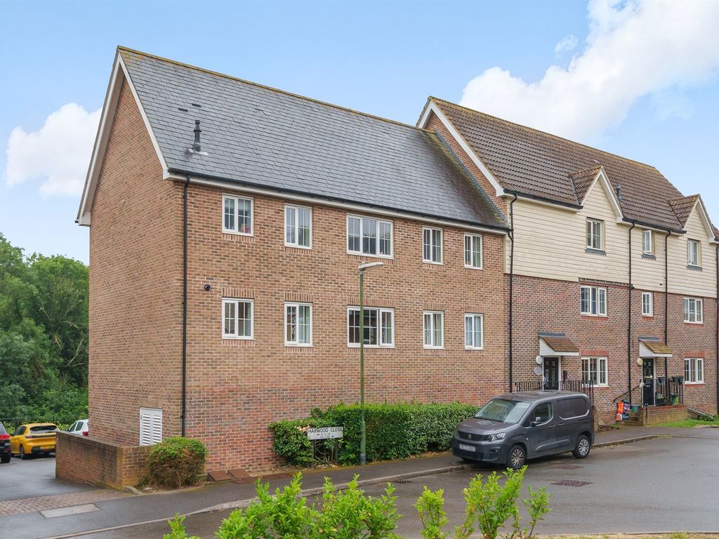 2 bed flat for sale in Harwood Close, Codmore Hill, Pulborough, West Sussex RH20, £213,000