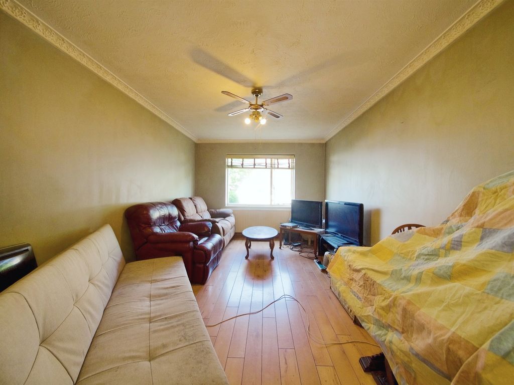 1 bed flat for sale in Tysoe Avenue, Enfield EN3, £210,000