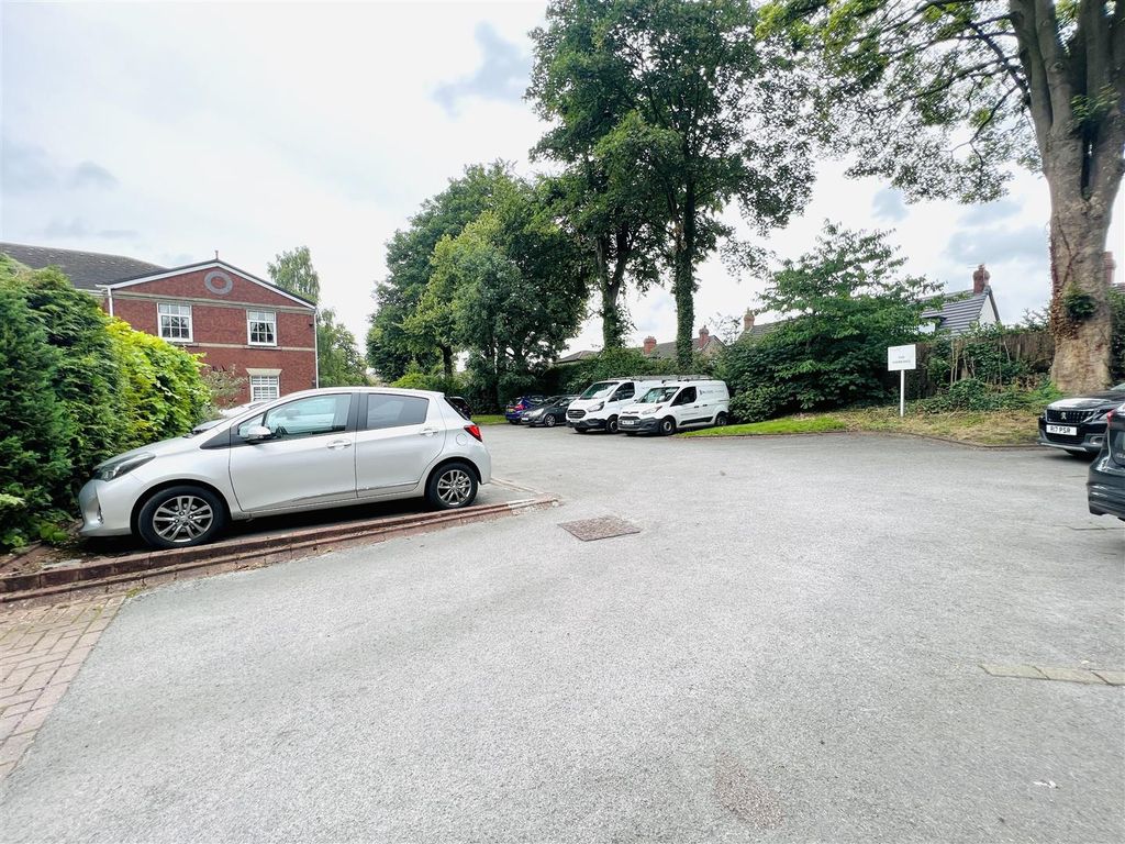 2 bed flat for sale in Queens Road, Hale, Altrincham WA15, £180,000