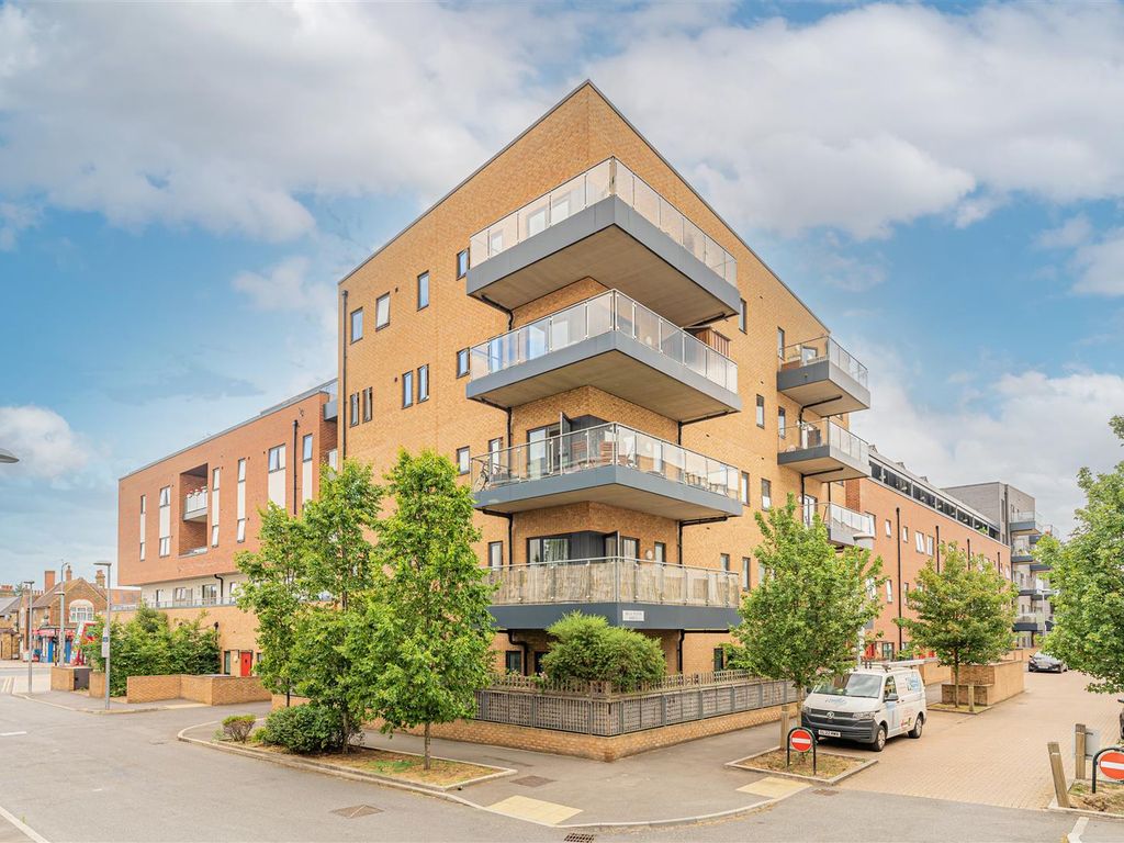 2 bed flat for sale in Thornbury Way, London E17, £173,250
