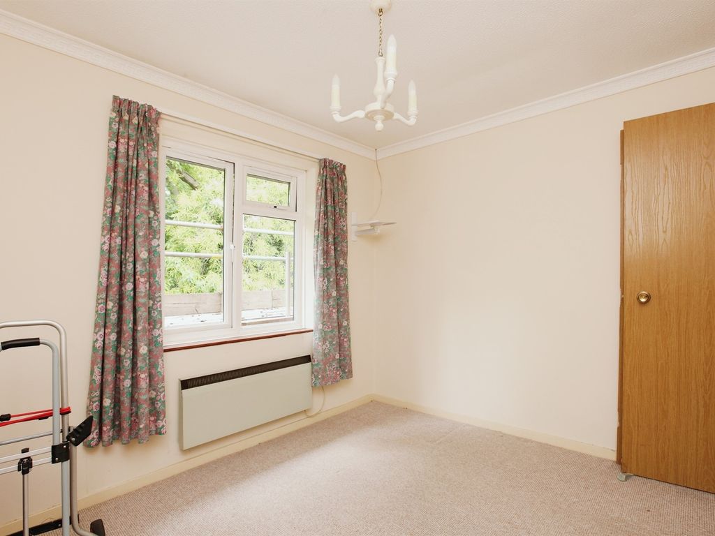 2 bed flat for sale in Oldway Road, Paignton TQ3, £135,000