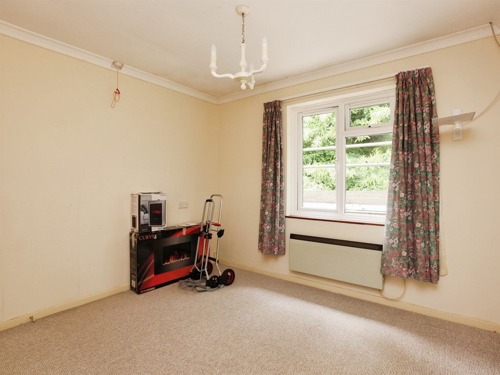 2 bed flat for sale in Oldway Road, Paignton TQ3, £135,000