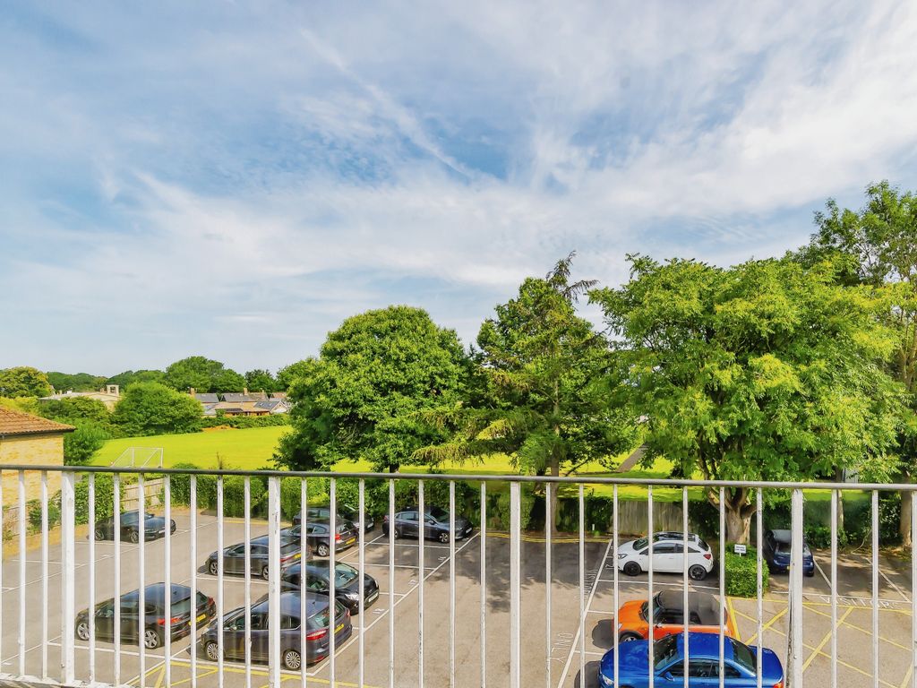 3 bed flat for sale in High Street, Lingfield RH7, £270,000