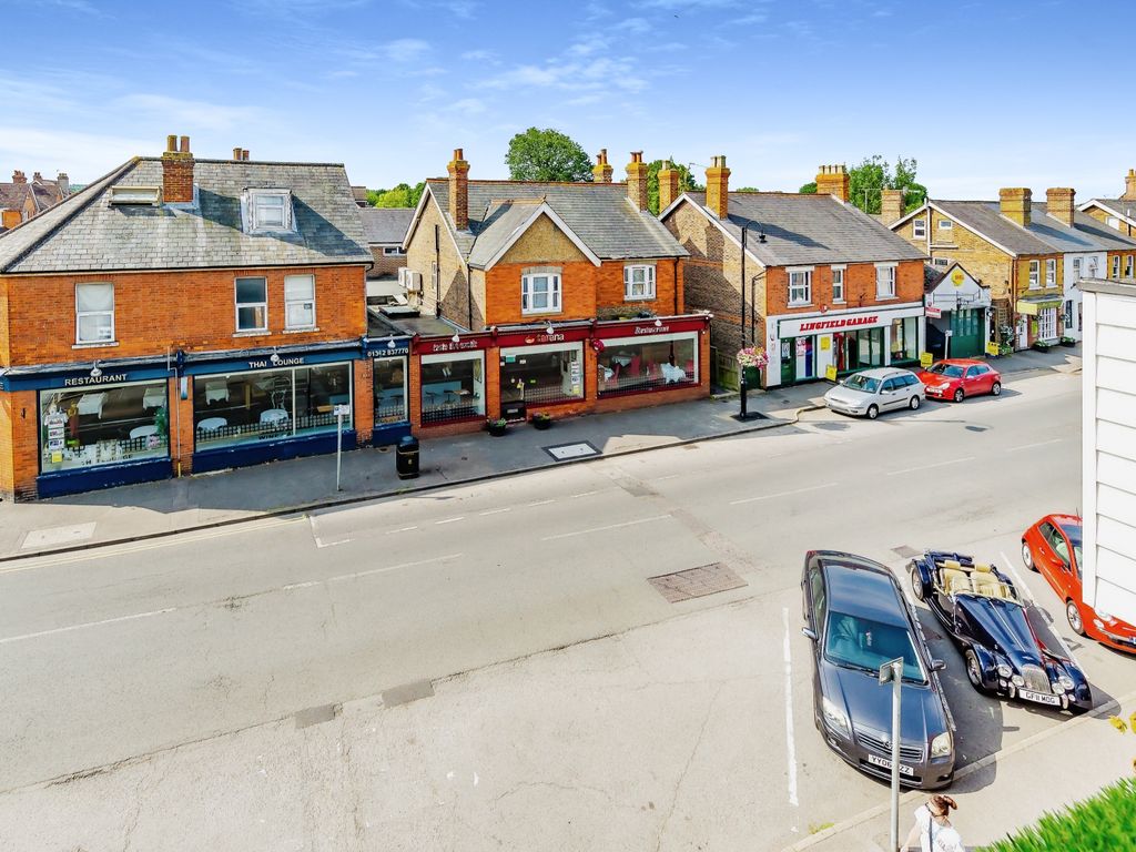 3 bed flat for sale in High Street, Lingfield RH7, £270,000