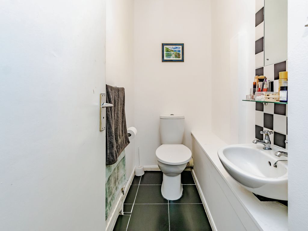 3 bed flat for sale in High Street, Lingfield RH7, £270,000