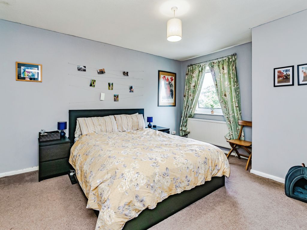 3 bed flat for sale in High Street, Lingfield RH7, £270,000