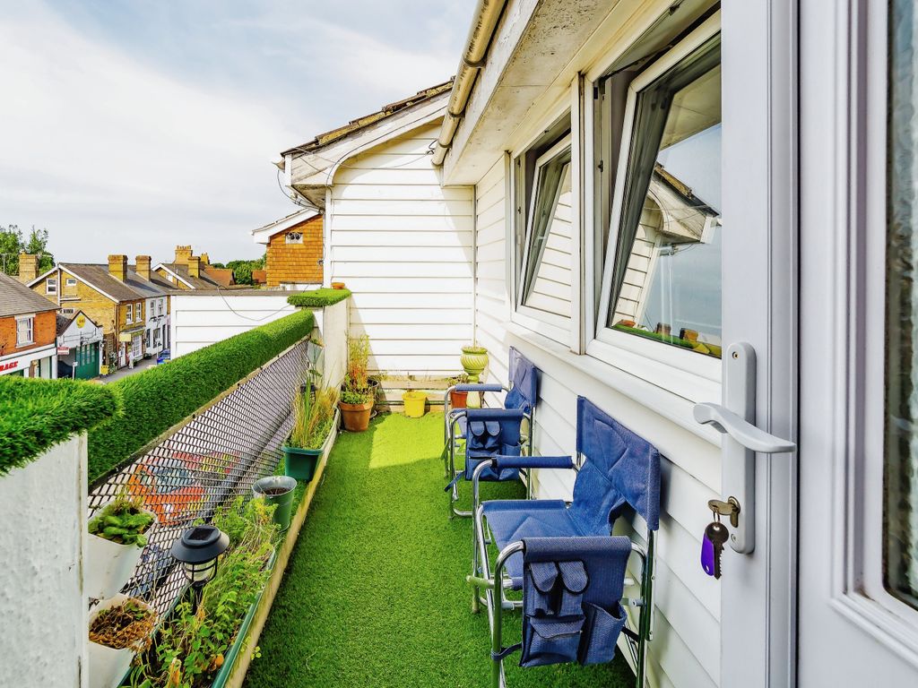 3 bed flat for sale in High Street, Lingfield RH7, £270,000