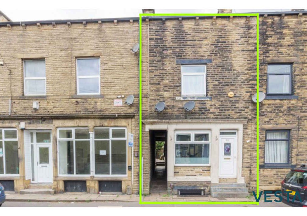 4 bed terraced house for sale in Shay Lane, Halifax HX2, £178,000