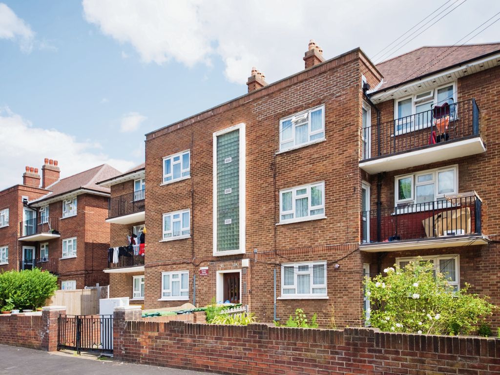 2 bed flat for sale in Harcourt Avenue, Manor Park E12, £300,000