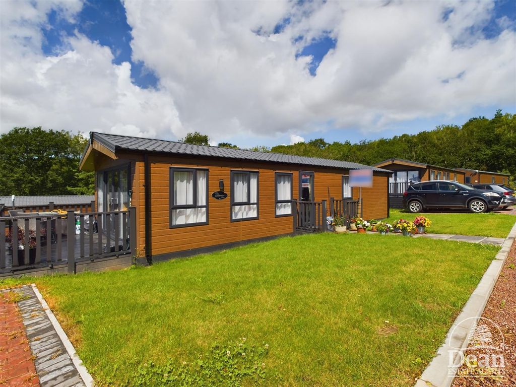 2 bed mobile/park home for sale in Swallow Lakes, Little London, Longhope GL17, £100,000