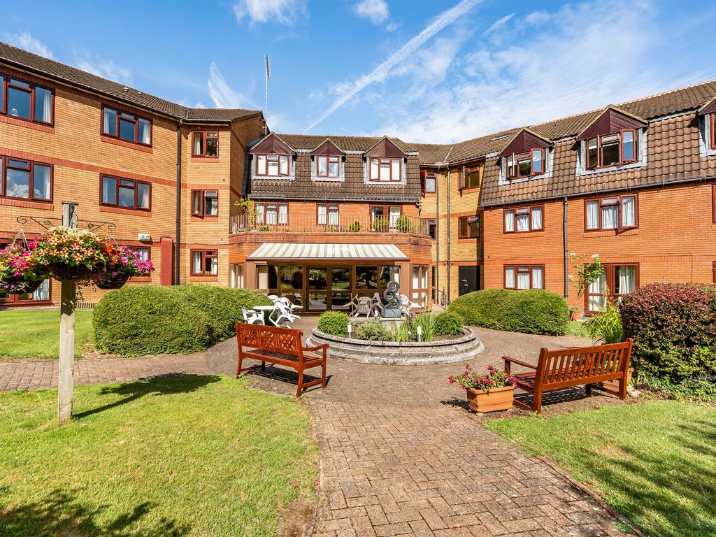 1 bed flat for sale in Crescent Dale, Shoppenhangers Road, Maidenhead SL6, £150,000