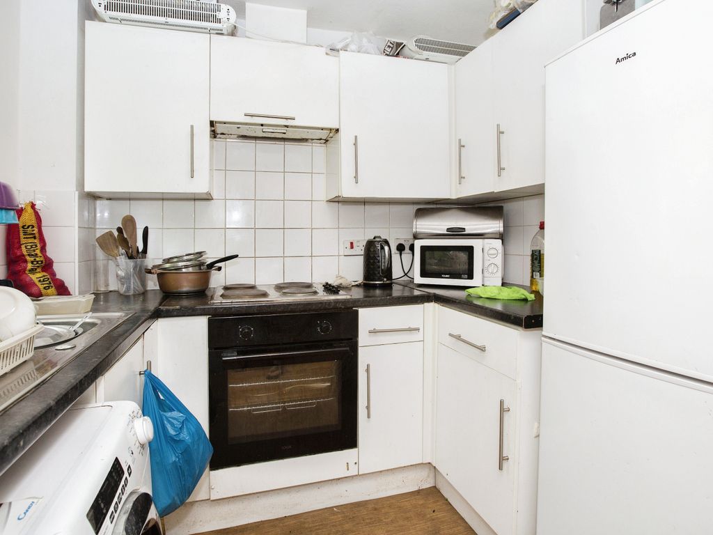 2 bed flat for sale in Blessing Way, Barking IG11, £250,000