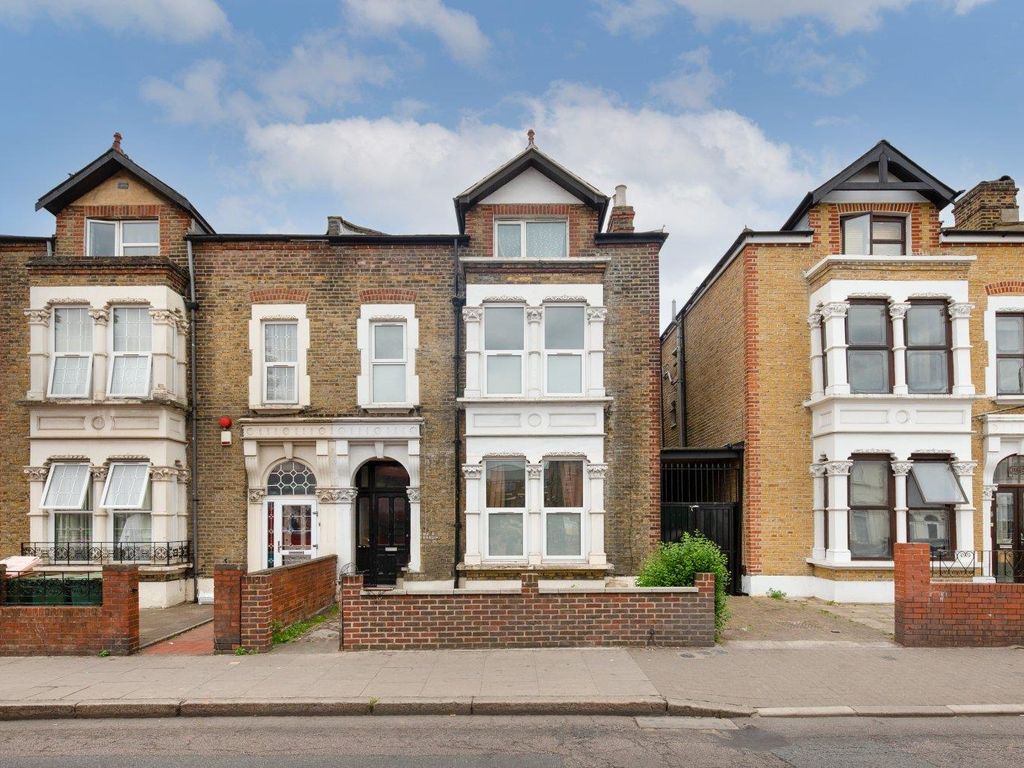 1 bed flat for sale in Plashet Road, Plaistow E13, £200,000