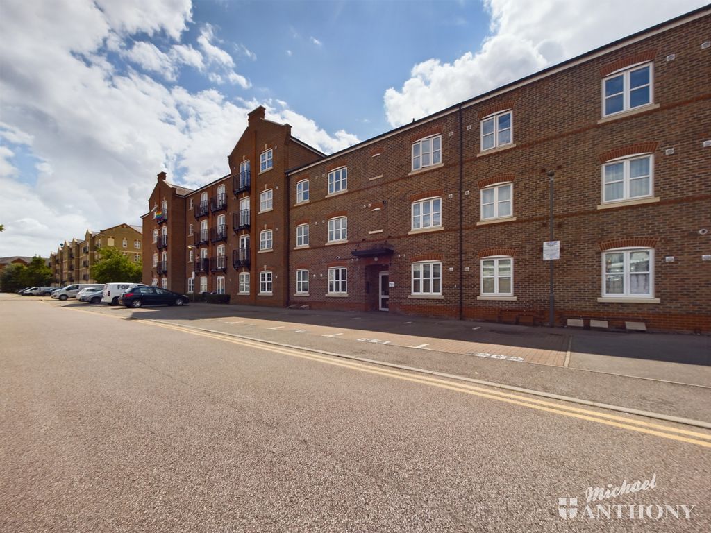 1 bed flat for sale in Summers House, Coxhill Way, Aylesbury HP21, £155,000