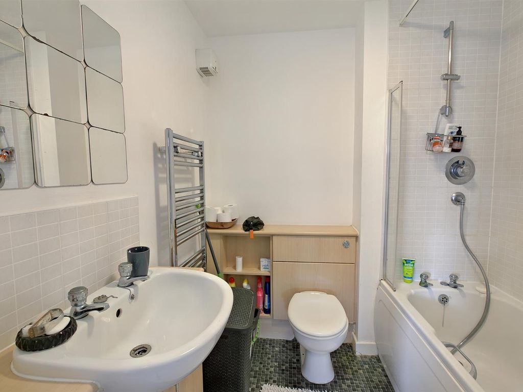 1 bed flat for sale in The Oaks, Middleton, Leeds LS10, £70,000