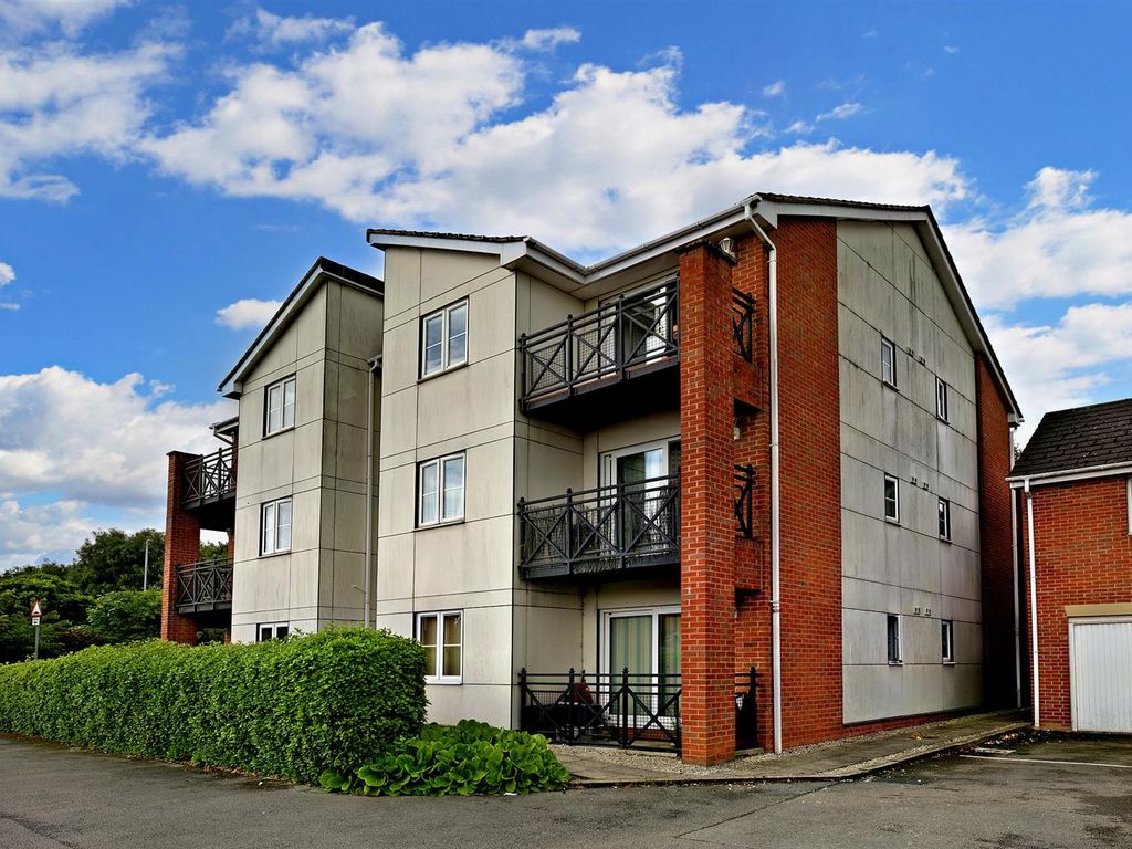 1 bed flat for sale in The Oaks, Middleton, Leeds LS10, £70,000