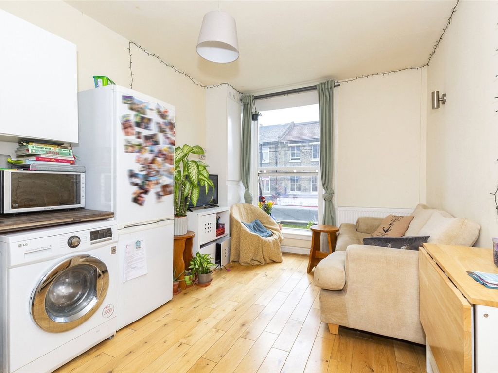 3 bed flat for sale in Hornsey Road, London N7, £325,000