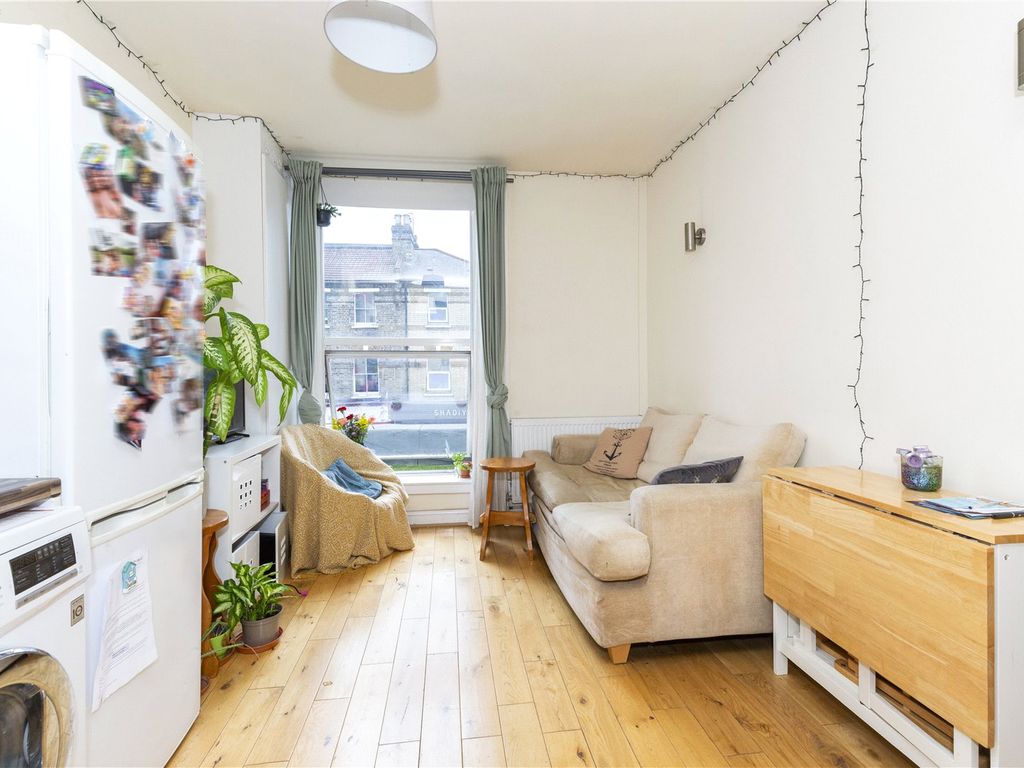 3 bed flat for sale in Hornsey Road, London N7, £325,000