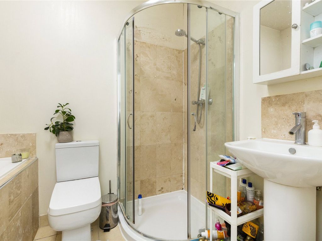 3 bed flat for sale in Hornsey Road, London N7, £325,000