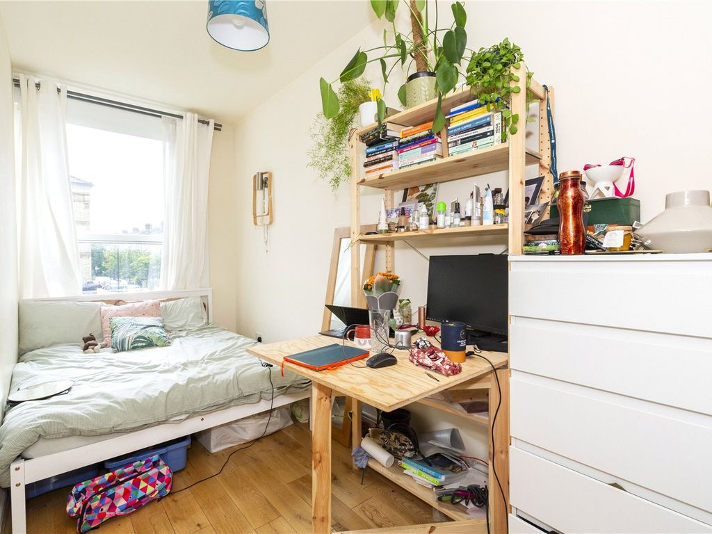 3 bed flat for sale in Hornsey Road, London N7, £325,000