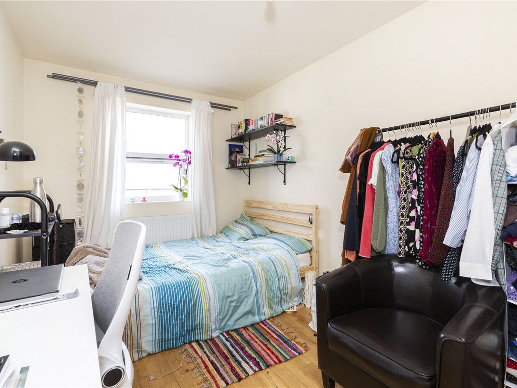 3 bed flat for sale in Hornsey Road, London N7, £325,000