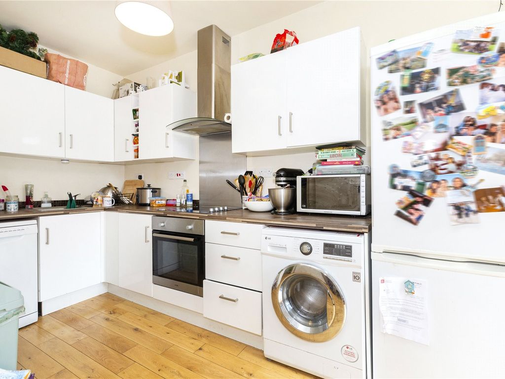 3 bed flat for sale in Hornsey Road, London N7, £325,000