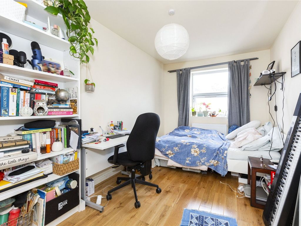 3 bed flat for sale in Hornsey Road, London N7, £325,000