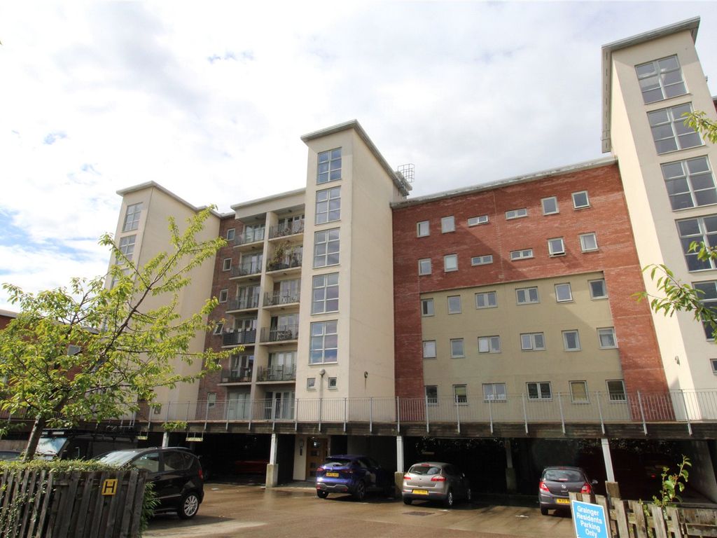 2 bed flat for sale in North West Side, Gateshead NE8, £160,000