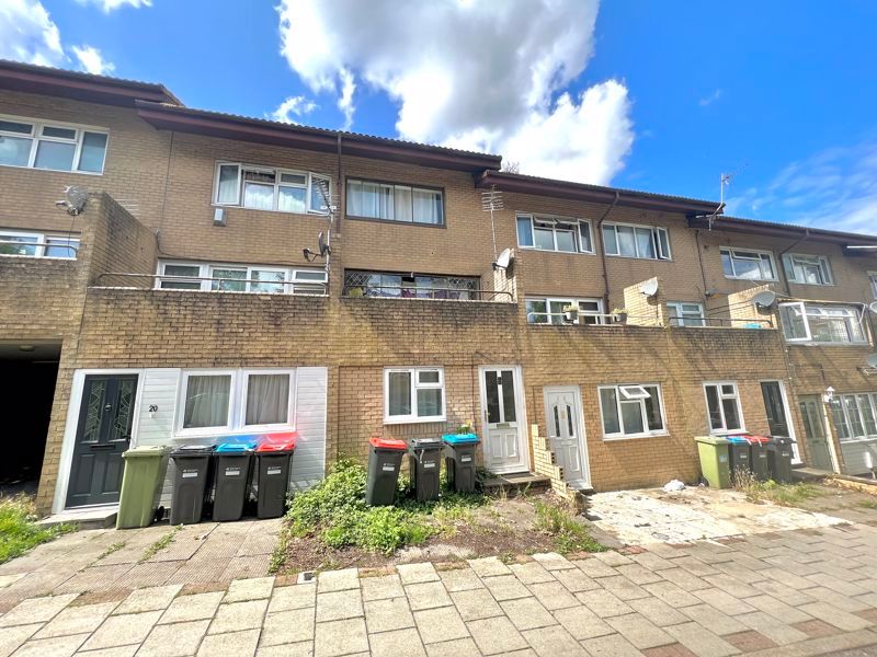 4 bed town house for sale in Yarrow Place, Milton Keynes MK14, £335,000