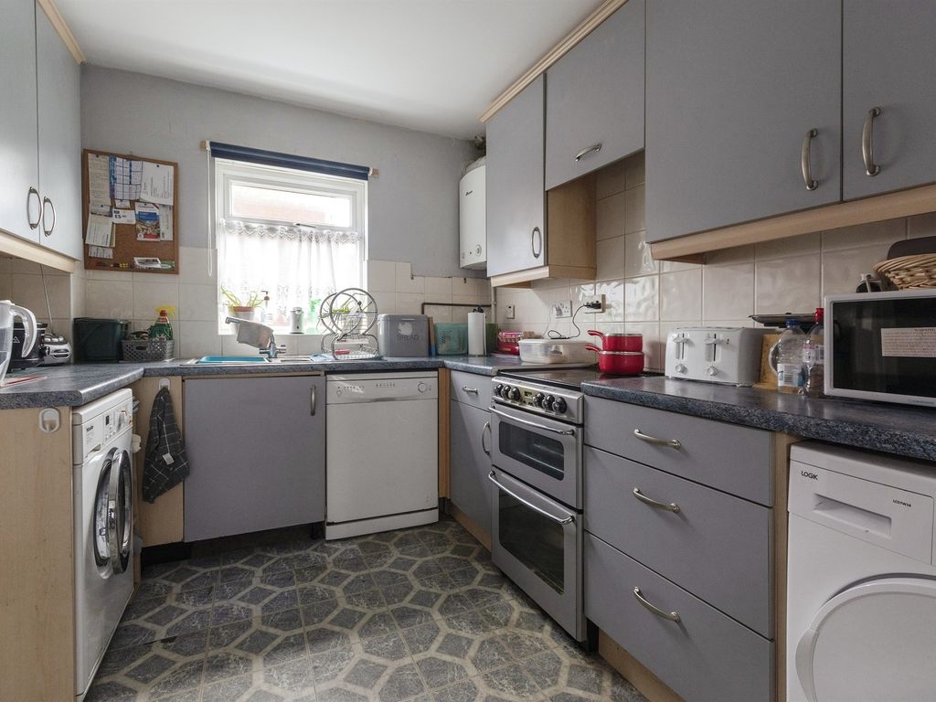 3 bed terraced house for sale in Kimbolton Crescent, Stevenage SG2, £300,000