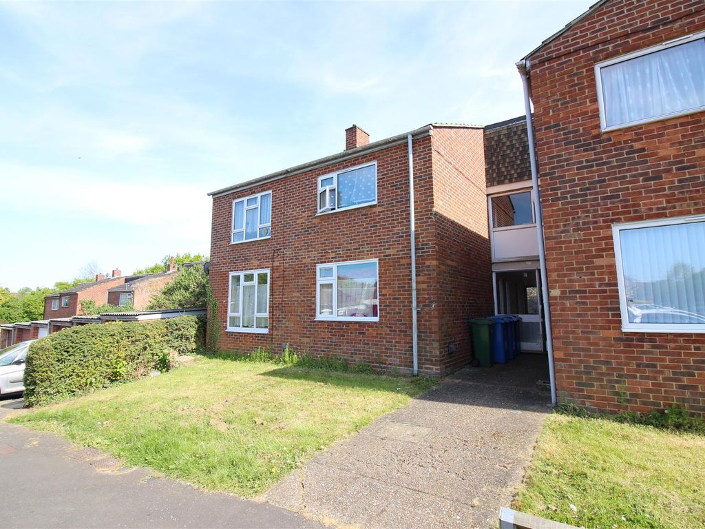 1 bed flat for sale in Woodcroft, Harlow CM18, £180,000
