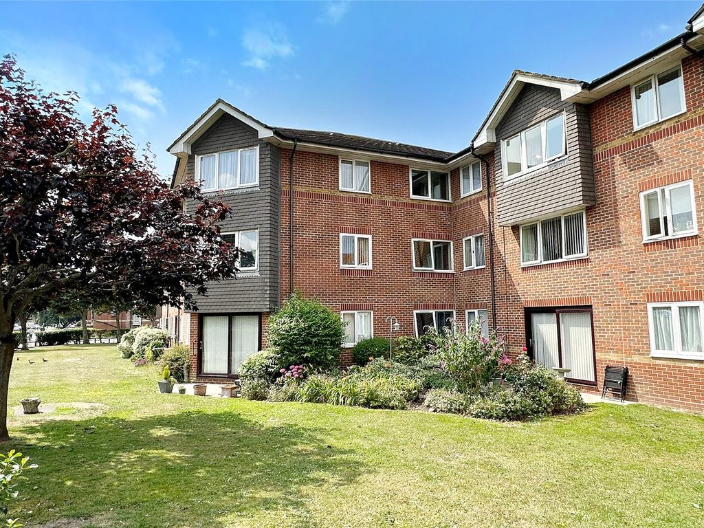 2 bed flat for sale in Irvine Road, Littlehampton, West Sussex BN17, £125,000