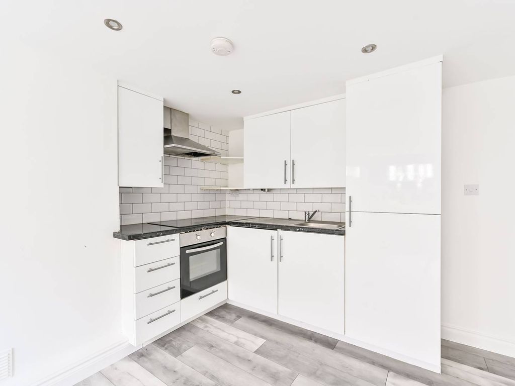 1 bed flat for sale in Ommaney Road, New Cross, London SE14, £300,000